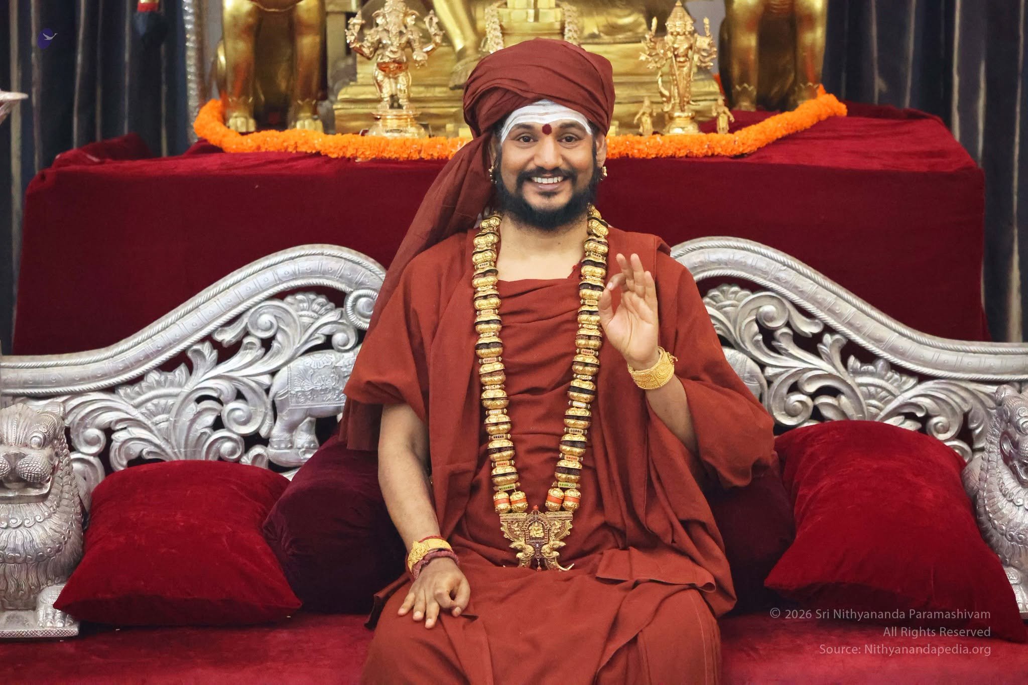 The SPH Bhagavan Sri Nithyananda Paramashivam offering abhaya